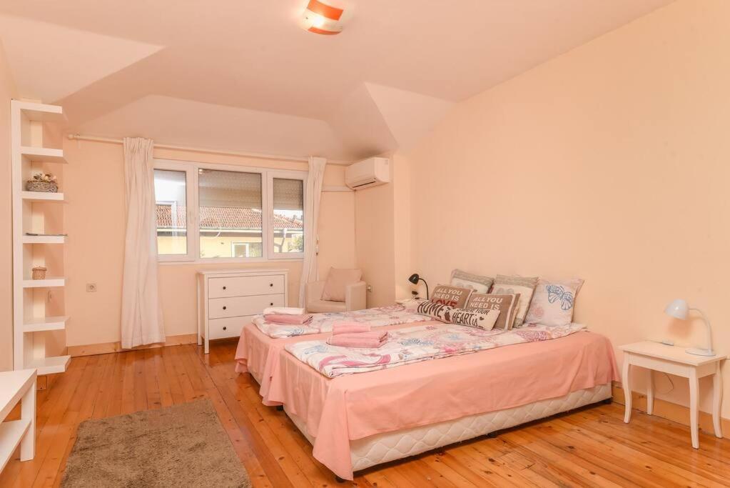 Spacious And Cozy 3 Bedroom In Downtown Апартамент София