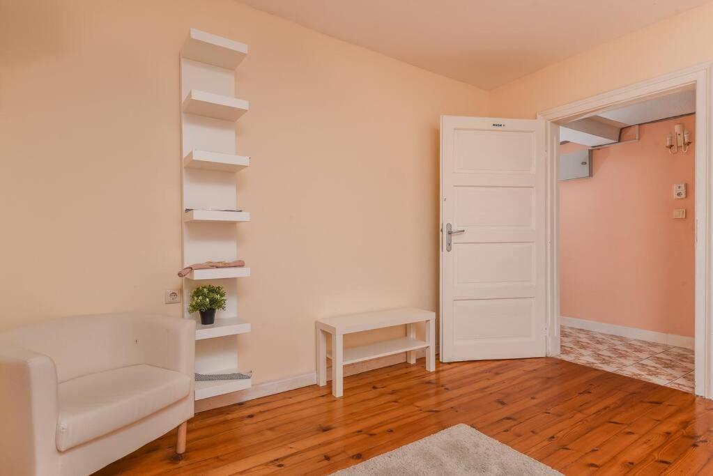 Spacious And Cozy 3 Bedroom In Downtown София